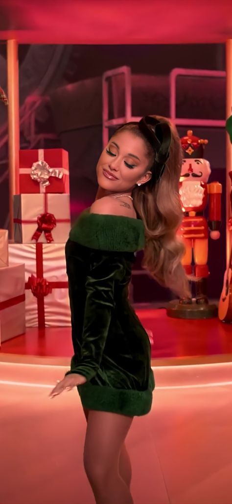 Ariana Grande Aesthetic Christmas, Ariana Grande Emerald Dress, Ariana Grande Green, Ariana Grande Green Dress, Masked Christmas Ariana Grande, Ariana Grande Christmas, Ariana Grande Baddie Pics, Ariana Wallpaper, Ariana Grande Body