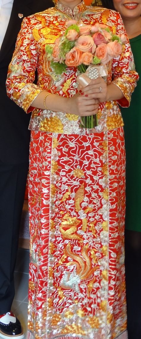 The Qun Kua (裙褂) or widely known as the Kwa among the Cantonese, is a traditional Chinese wedding dress popular among the Chinese, particularly in southern China. Chinese Culture Art, Chinese Wedding Dress Traditional, Traditional Chinese Wedding, Chinese Wedding Dress, Folk Clothing, To My Parents, Chinese Wedding, Chinese Culture, Traditional Chinese