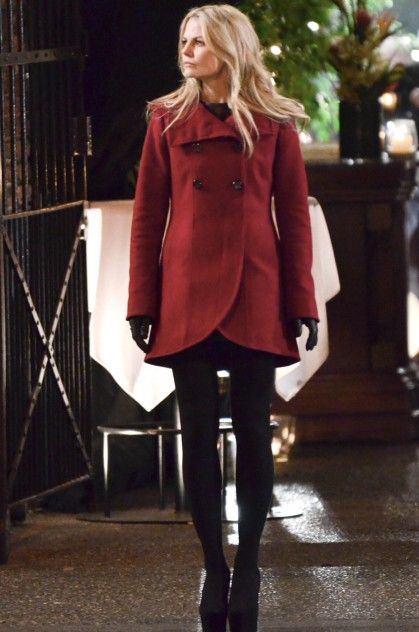 Jennifer Morrison on "Once Upon A Time" set - fantastic coat! Emma Swan Style, Swan Queen, Regina Mills, Jennifer Morrison, Emma Swan, Evil Queen, Fashion Attire, Fantasy Series, 2023 Fashion