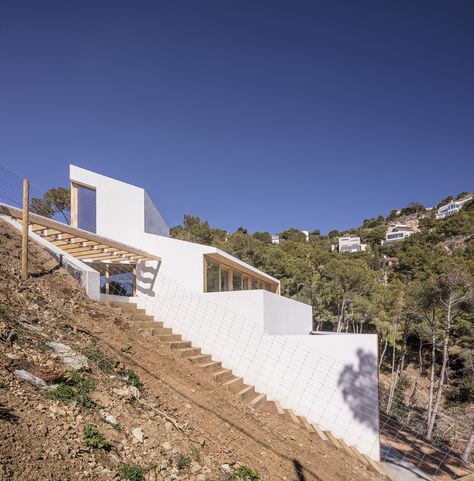 Homes Built On A Slope, Houses On Slopes, Slope House Design, House On Slope, Slope House, Architecture Residential, Amazing Houses, Hillside House, Compact House