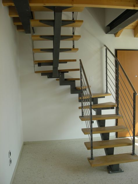 Stepenice Unutrasnje, L Shaped Stairs, Steel Stairs Design, Staircase Handrail, Steel Stairs, Stair Railing, Staircase Design, Stairs Design, Railing