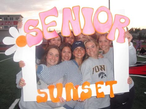 the people that make the place Senior Sunset Posters, Senior Sunrise Posters, Senior Activities Ideas High School, Highschool Goals, Stuco Ideas, Best Senior Quotes, Senior Sunset, Spot Foto, Senior Year Things