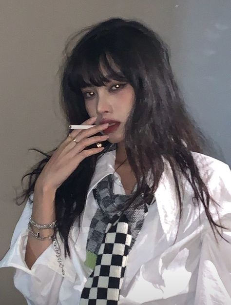 Smoker Aesthetic, Pretty Short Hair, Cool Makeup Looks, Model Face, Aesthetic People, Long Black Hair, Girl Short Hair, Hair Reference, Pose References