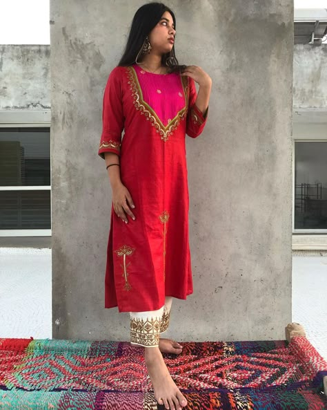 ARISHI STUDIO | APARNA PATEL on Instagram: “Let’s paint the town red... A Marodi embroidered matka silk kurta with a little detail of pin tucked brocade , lovely lotus floating at the…” Stitching Hacks, Kurta Pattern, Velvet Kurti, Pakistani Kurti, Suits 2023, Embroidery Kurti, Silk Kurti Designs, Paint The Town Red, Ladies Suits