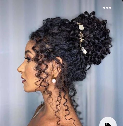 Curly Hair Updo Wedding, Curly Bridal Hair, Natural Hair Wedding, Hair Quince, Hairstyles With Crown, Quince Hairstyles With Crown, Beauty Hair Color, Curly Wedding Hair, Quinceanera Hairstyles