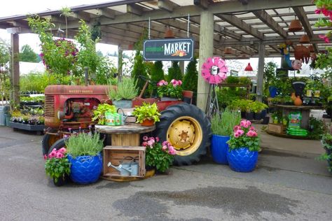 2015 Merchandiser of the Year Winner – Lawn & Garden Retailer Garden Center Displays, Garden Business, Plant Display Ideas, Produce Stand, Sensory Garden, Stand Ideas, Garden Nursery, Sign Stand, Creative Display