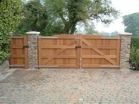 17 Irresistible Wooden Gate Designs To Adorn Your Exterior Wooden Electric Gates, Wooden Gate Designs, Wood Gates Driveway, Tor Design, Wooden Garden Gate, Wooden Gates Driveway, Gate Entrance, Case In Pietra, Wooden Gate