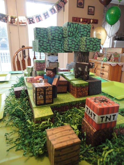 Minecraft centerpiece for my son's birthday party. Minecraft Table, Diy Minecraft Decorations, Minecraft Birthday Decorations, Minecraft Decoration Ideas, Minecraft House Decorations, Minecraft Diy Crafts, Diy Minecraft Birthday Party, Minecraft Party Decorations, Minecraft Decoration