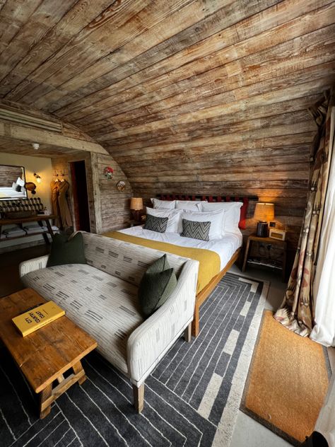 Beautiful decor in the Piglet Barn at Soho Farmhouse. Soho Farmhouse Piglet, Soho Farmhouse Bedroom, Soho House Farmhouse, Soho Farmhouse Interiors, Piglet House, Rustic Resort, Soho Farmhouse, Sweden House, Addition Ideas