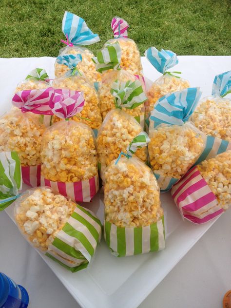 Popcorn baggies. I had flavored popcorn seasonings ready for everyone to enjoy! These were super easy & a crowd pleaser!! Ideas Souvenirs, Popcorn Seasonings, Popcorn Packaging, Food Gift Box, Packaging Snack, Pink Popcorn, Popcorn Seasoning, Flavored Popcorn, Birthday Kids