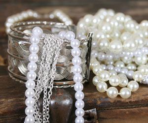 How To Clean Pearls, Pearl Jewelery, Silver Jewelry Cleaner, Silver Jewelry Diy, Clean Sterling Silver, How To Clean Silver, Silver Chain Earrings, Silver Ring Designs, Cleaning Silver Jewelry