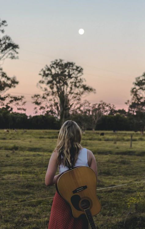 Free Guitar Image on Unsplash Guitar Senior Pictures, Music Photoshoot, Guitar Images, Easy Guitar Songs, Guitar Photos, Music Drawings, Guitar Tutorial, Easy Guitar, Grad Photos