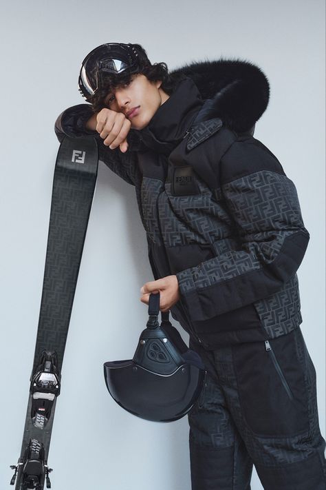 Fendi has released its Winter 2021 skiwear collection for men and women, incorporating a range of outwear, footwear, and accessories sure to stand out on your next trip to the slopes. Stand out pieces in the collection shown include a black FF monogram ski jacket, matching ski trousers, googles, helmets and skis. Click for more looks from the skiwear collection. Photo: Fendi #hypebeast #fendi #ski #winter2021 Snowboarding Outfit Mens, Ski Outfit Men, Mode Au Ski, Ski Fits, Mens Ski Wear, Hypebeast Style, Ski Outfit, Ski Jacket Mens, Snow Outfit