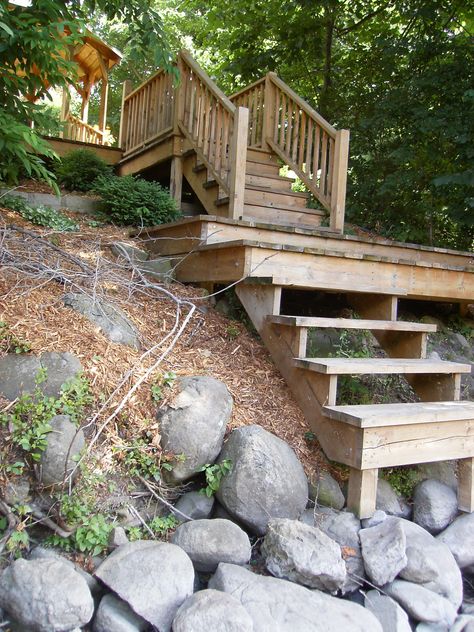 If you have a high elevation and a lake or river on your property building a staircase with decks all the way down to the water level is a great way to appreciate even more the nature we are part of. Stairs Down To Lake, Steep Hill Landscaping, Steep Hillside Landscaping, Hillside Deck, Landscape Stairs, Landscaping On A Hill, How To Build Steps, Lake Dock, Building Stairs