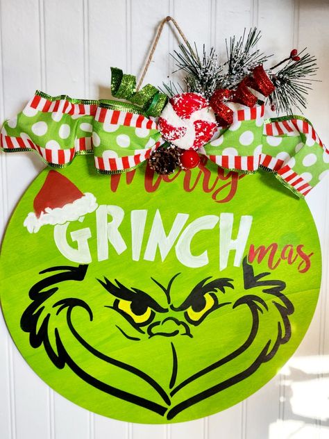 Grinch Door Sign Diy, Diy Grinch Door Hanger, Grinch Signs Diy, Grinch Door Sign, Grinch Ornaments Diy, Grinch Door, Projet Cricut, Gourd Ornaments, Grinch Crafts