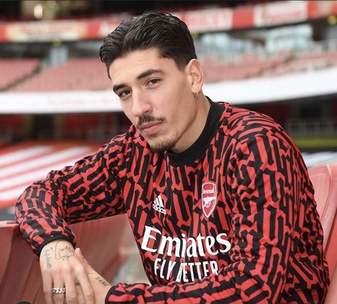 Hector Bellerin Hairstyle, Hector Bellerin, Jersey Fashion, Beard Fade, Hairstyle Short, Men's Short Hair, Training Kit, Soccer Guys, Vintage Jerseys