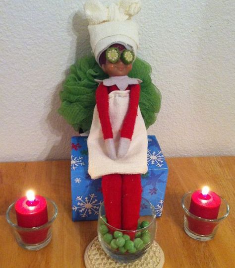 26 ingenious Elf on The Shelf ideas - goodtoknow Funny Elfs, Elf Jokes, Elf On The Shelves, Juleverksted For Barn, Awesome Elf On The Shelf Ideas, Elf Magic, Snowman Door, Xmas Elf, Elf Antics