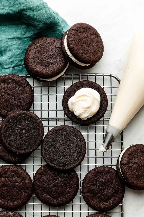 How to make homemade Oreos on sallysbakingaddiction.com Homemade Oreo Cakesters, Diy Oreo Cookies, Home Made Oreo Cookies, Oreo Cakesters Recipe, Sally's Baking Recipes, Sally’s Baking, Homeade Oreos, Soft Oreo Cookie Recipe, Diy Oreos