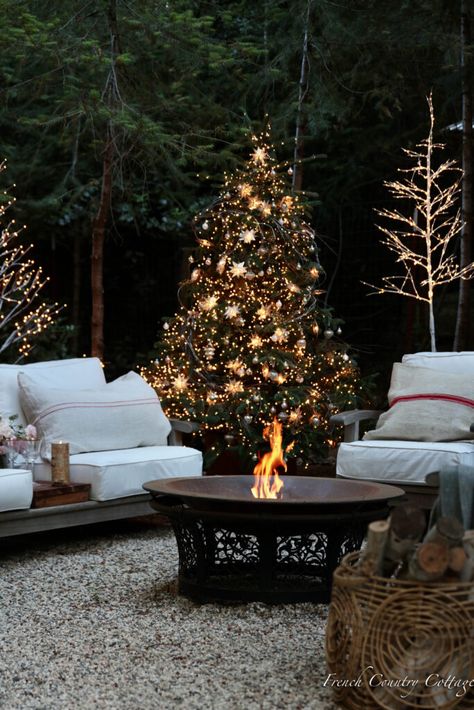 Christmas Aesthetic Outdoors, Outdoor Christmas Decorations Aesthetic, Courtyard Christmas Decorations, Outdoor Christmas Decorations Backyard, Classy Outside Christmas Decor, Magical Forest Christmas, Christmas Outdoor Party Ideas, Christmas In The Garden, Backyard Holiday Party