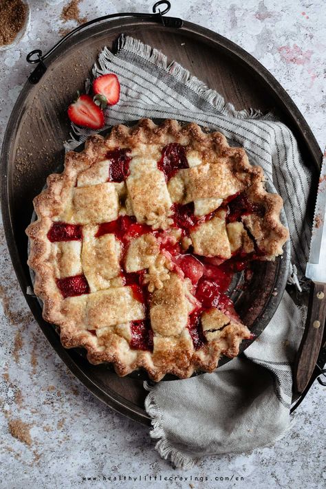 Finally, my mom decided to share her famous strawberry jam tart recipe! Strawberry Jam Tarts, Baked Strawberry Pie, Healthy Pie Recipes, Crostata Recipe, Fresh Strawberry Recipes, Strawberry Pie Recipe, Making Sweets, Jam Tarts, Homemade Strawberry Jam