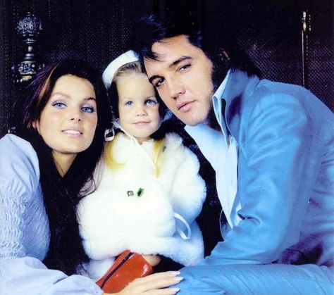 The Presleys |  Family portrait, December 10, 1970 Elvis Presley Priscilla, Presley Family, Elvis Presley Family, Elvis Presley Movies, King Elvis Presley, Elvis Presley Pictures, Joseph Jackson, Elvis And Priscilla, Elvis Movies