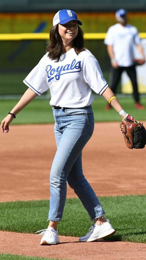 Selena Gomez Sporty Outfits, Aly Raisman Sports Illustrated, Selena Gomez Album, Fit Checks, Selena Gomez Outfits, Selena Gomez Style, Casual Outfit Inspiration, Hipster Mens Fashion, Outfit Check