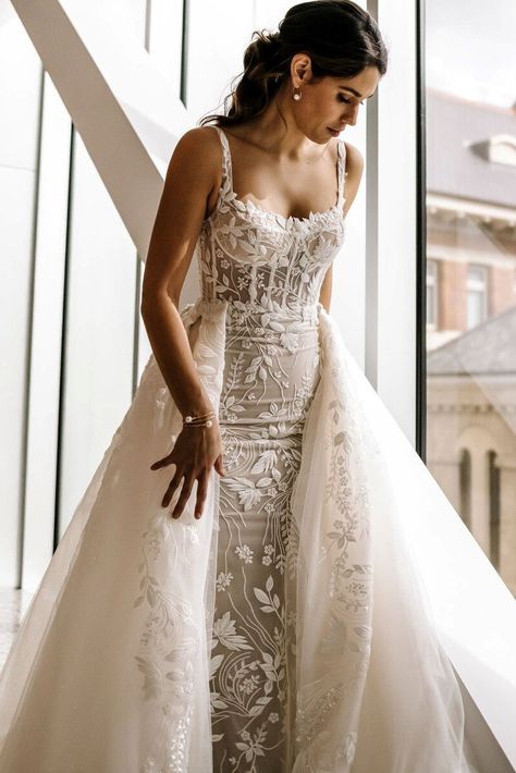 Wedding Dress Overskirt, Top Wedding Dress Designers, Fitted Wedding Dress, Wedding Dress Couture, Couture Wedding, Bridal Wedding Dresses, Bridal Couture, Dream Wedding Dresses, Beautiful Gowns