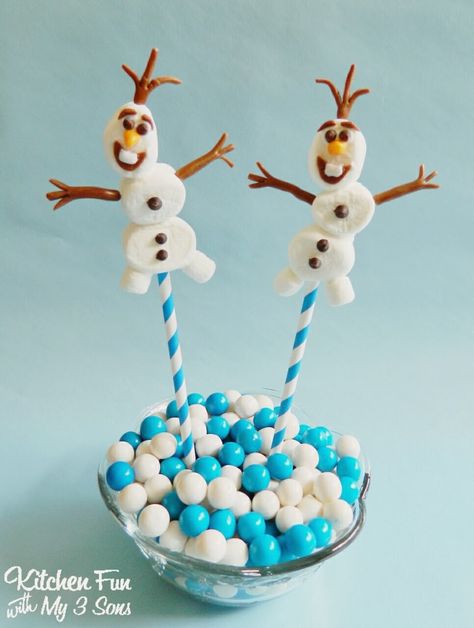 The kids will love making these easy Olaf pops. Get the recipe from Kitchen Fun with My Three Sons   .   - Delish.com Creative Party Food Ideas, Olaf Marshmallow, Disney Frozen Crafts, Frozen Birthday Party Food, Snowman Treats, Frozen Crafts, Frozen Bday Party, Disney Frozen Birthday Party, Disney Frozen Party