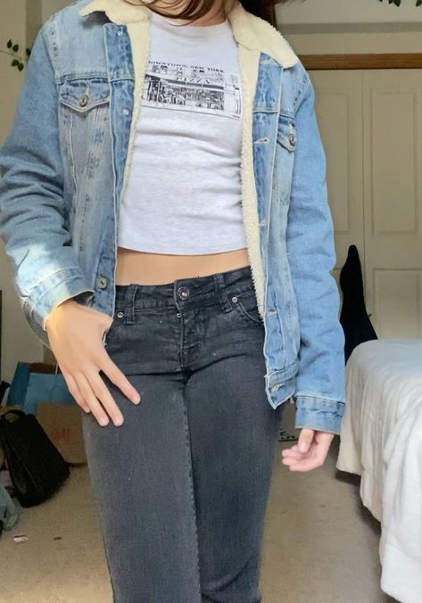 Fleece Lined Denim Jacket Outfit, Jean Jacket Outfits Cropped, Jean Jacket Sherpa Outfit, Fleece Jean Jacket Outfit, Fuzzy Jean Jacket Outfits, Jean Jacket With Fur Outfit, Denim Fur Jacket Outfit, Denim Jacket Winter Outfit, Jean Jacket Outfits Aesthetic