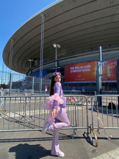 harry styles concert, harry styles, love on tour, lot, hslot 2023, stade de france, paris night 1, harry styles outfit, concert pic, picture, aesthetic, concert pic, purple outfit, pink outfit, boa Outfit Inspo Pink, Hslot Outfit, Hslot 2023, Aesthetic Concert, Outfit Concert, Harry Styles Outfit, Purple Outfit, Harry Styles Concert, Purple Outfits