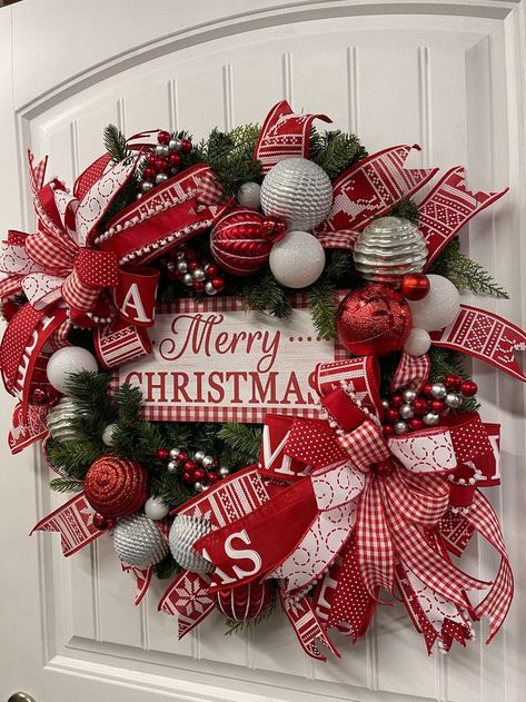 Red White And Green Christmas Wreath, Christmas Door Reefs, Evergreen Wreaths For Christmas, Snowman Wreath Ideas, Evergreen Wreath Ideas, Christmas Wreath Diy Ideas, Wreath Decorating Ideas Christmas, Diy Christmas Wreaths For Front Door, Evergreen Christmas Wreaths