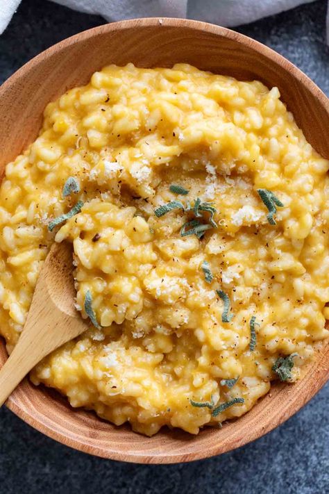 This creamy Butternut Squash Risotto is the perfect comfort dish. Creamy rice is combined with pureed squash in this comforting recipe. Smokehouse Recipes, Vege Meals, Vege Dishes, Leek Risotto, Meatless Mains, Squash Risotto, Butternut Squash Risotto, Vegetarian Thanksgiving, Risotto Recipe