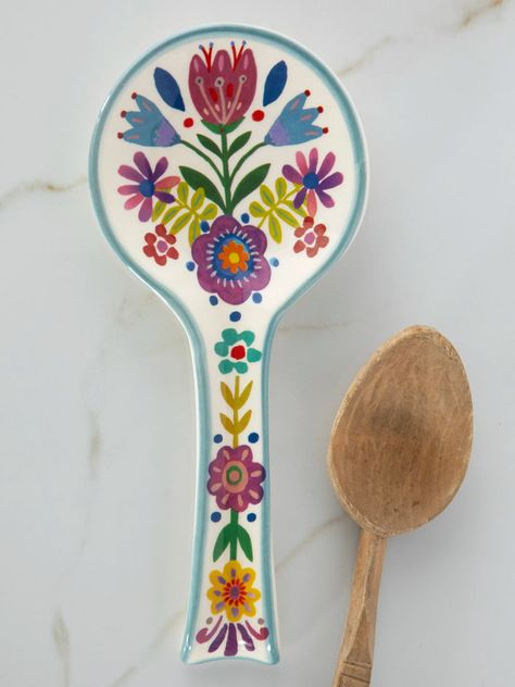 It's the CUTEST spoon rest to keep your kitchen countertop nice & clean! Spoon Rest Pottery Painting Ideas, Spoon Holder Ceramic, Kitchen Spoon Holder, Spoon Rest Ceramic, Spoon Ceramic, Flower Men, Pot Painting, Pottery Inspo, Beginner Pottery