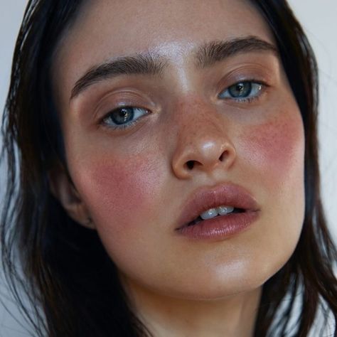 Get A Natural Flush With The Boyfriend Blush Trend Editorial Make-up, Blush Trend, Flot Makeup, 얼굴 드로잉, Dewy Makeup, Smink Inspiration, Beauty Make-up, Glowing Makeup, Glowy Makeup