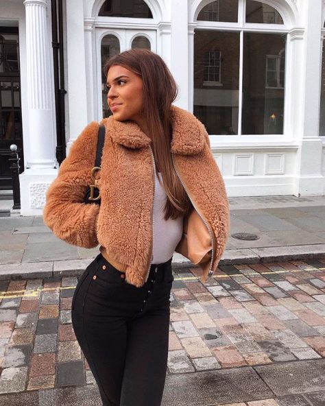 Brown Fluffy Jacket, Fluffy Jacket Outfit, Fluffy Jacket, Jacket Outfit, Teddy Jacket, Mom Outfits, Winter Fashion Outfits, College Outfits, Vintage Jacket