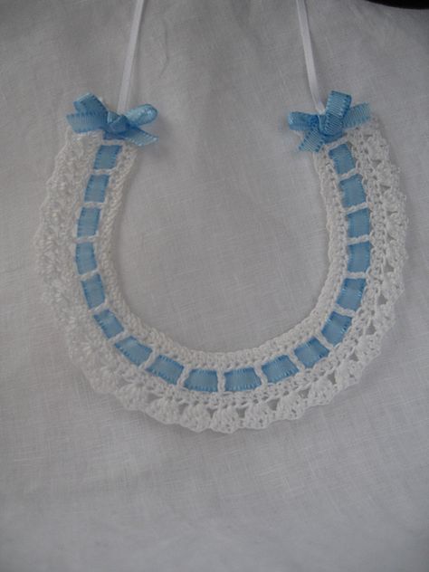 Wedding Lucky Horseshoe by Lovesagoodyarn, via Flickr Crochet Wedding Favours, Bridal Horseshoe, Free Heart Crochet Pattern, Wedding Crochet Patterns, Wedding Horse, Gift For A Bride, Wedding Crochet, Horseshoe Gifts, Daughter Wedding Gifts