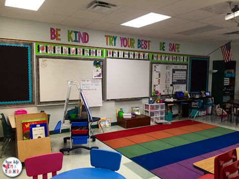 A detailed picture tour of setting up, organizing, and decorating a 1st grade classroom. Classroom Control, 1st Grade Classroom, Classroom Organization Elementary, Classroom Layout, Teaching Time, 2nd Grade Classroom, Teaching First Grade, Kindergarten Ideas, First Grade Classroom