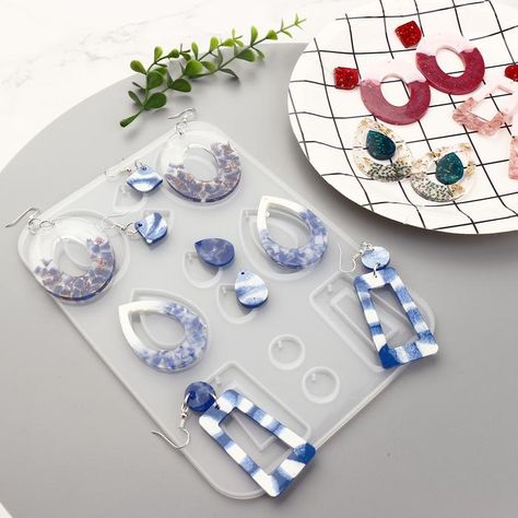 Make a pair at the same time! Making Resin Molds, Diy Resin Earrings, Epoxy Resin Molds, Resin Earring, Resin Jewelry Diy, Resin Jewelry Making, Resin Clay, Resin Design, Jewelry Resin