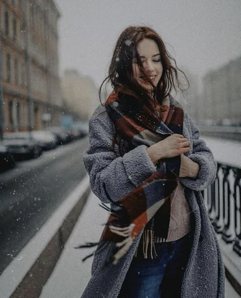 Street Photography Poses Women Winter, Winter City Photoshoot, City Fashion Photography, Street Photography Portrait, City Streets Photography, Winter Portraits, Best Friend Pictures Tumblr, Winter Instagram, Winter City