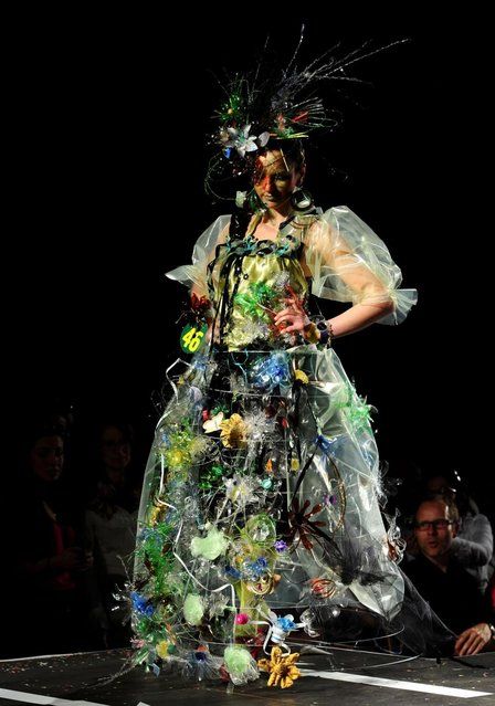 Trash Fashion Show, Clothes Made Of Trash, Ocean Pollution Fashion, Trash Costume, Environmental Fashion, Plastic Upcycling, Trash Fashion, Plastic Fashion, Ocean Pollution