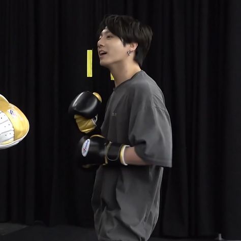 JUNGKOOK BOXING BTS DVD PTD 'PERMISSION TO DANCE ON STAGE in THE US' Las Vegas LV Jungkook Boxing, Dance On Stage, Jungkook Funny, Ideal Boyfriend, Jeon Jeongguk, Jungkook Aesthetic, The Boy Is Mine, Jungkook Cute, Foto Jungkook