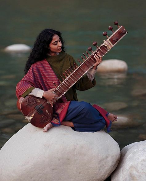 Indian Music Aesthetic, Character Hobbies, Indian Instruments, Carnatic Music, Playing Musical Instruments, Folk Illustration, Musician Photography, Dynamic Action, Indian Classical Music