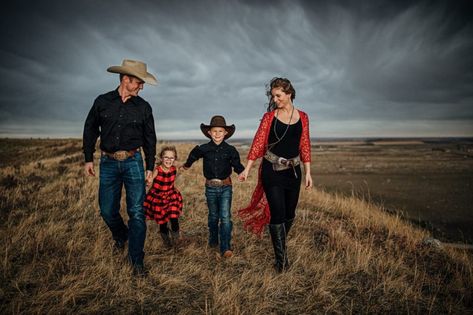 Western Family Photos Modern Western Family Photoshoot, Family Ranch Pictures, Ranch Family Pictures, Cute Country Family Photos, Western Mother Daughter Pictures, Country Style Family Pictures, Western Photoshoot Ideas Family, Family Cowboy Photoshoot, Family Photo Outfits Western