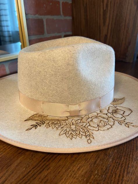 Pyrography On Hats, Pyrography Ideas Inspiration, Burnt Hats, Burned Hats, Pyrography Ideas, Hat Burning, Hat Art, Felt Cowboy Hats, Cricut Projects Vinyl