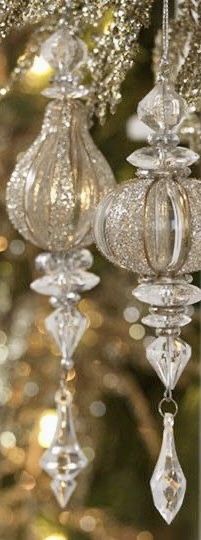 Silver And Gold Christmas Decor, Silver And Gold Christmas, Gold Holiday Decor, Elegant Christmas Tree Decorations, Gold Christmas Decor, Fancy Christmas Ornaments, Silver Christmas Ornaments, Color Decor, Elegant Christmas Trees