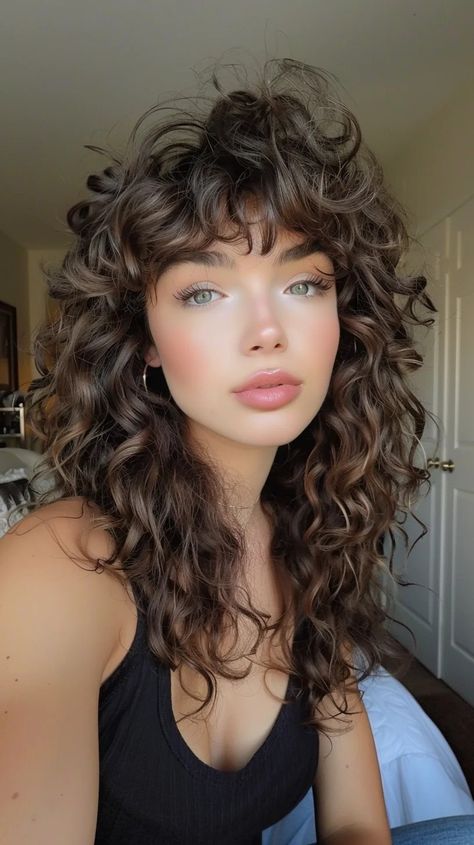 Stacked Layers Curly Hair, Curly Haircut Woman, Haircuts For Girls With Curly Hair, Layered Curly Haircuts With Bangs, Medium Curly Hair With Bangs, Wolf Haircut Curly Hair, Wave Curly Hairstyles, Long Curly Shag, Curly Hair Shape