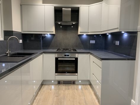 Kitchen Cabinets Makeover Ideas Light Grey Gloss Kitchen Ideas, Grey U Shaped Kitchen, U Shape Kitchen Ideas Modern, Grey Kitchen Worktop Ideas, Kitchen Glossy Cabinets, Small U Shaped Kitchen Ideas, Small U Shaped Kitchen Remodel, Small Grey Kitchen, Light Grey Kitchen Ideas