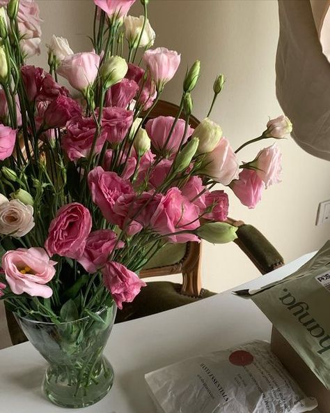 @fitsrepeater on Instagram: "Started the day with pink bouquet! 🌸💝 Notebook is @shophanya #friendsofhanya #flowersoftheday #eustoma" Eustoma Bouquet, Eustoma Flower, Flower Soft, Pink Bouquet, Start The Day, Pretty Flowers, Flowers Bouquet, Glass Vase, The Day