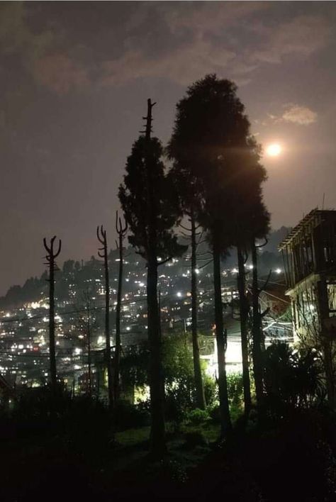 Darjiling Photography, Darjeeling Night View, Indian Places, Hot Anime Couples, Holiday Travel Destinations, Night Video, Mussoorie, Hot Anime, Darjeeling