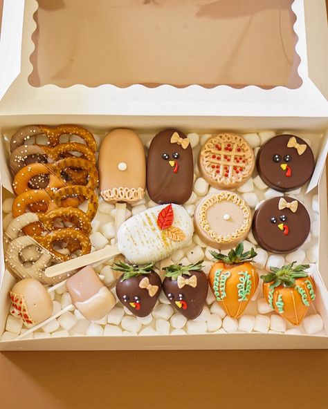 Fall Treat Boxes Ideas, Cake Pop Packaging Ideas Gift Boxes, Thanksgiving Cookie Box Ideas, Thanksgiving Bake Sale Treats, Christmas Dessert Boxes Ideas, Fall Dessert Box Ideas, Thanksgiving Dipped Treats, Thanksgiving Themed Treats, Fall Treat Boxes Ideas Sweets